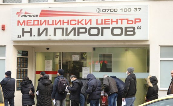 Опашка за ваксини пред „Пирогов“