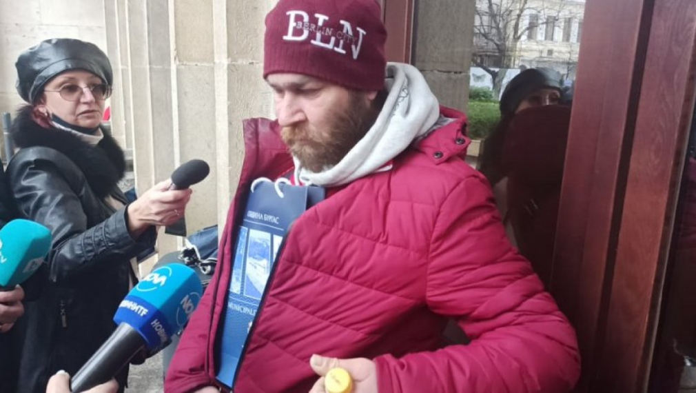 Поемното лице на МВР по акцията срещу Община Бургас говори пиян пред медиите, носи водка в джоба