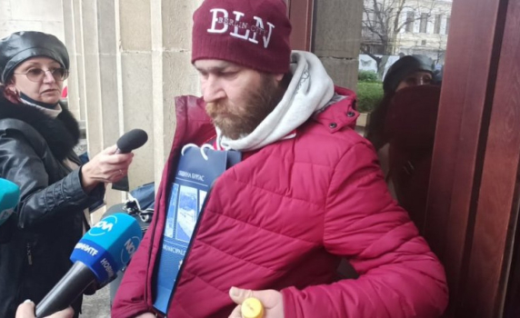 Поемното лице на МВР по акцията срещу Община Бургас говори пиян пред медиите, носи водка в джоба