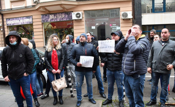 Младежкото БСП срещу Нинова в защита на Кирил Добрев