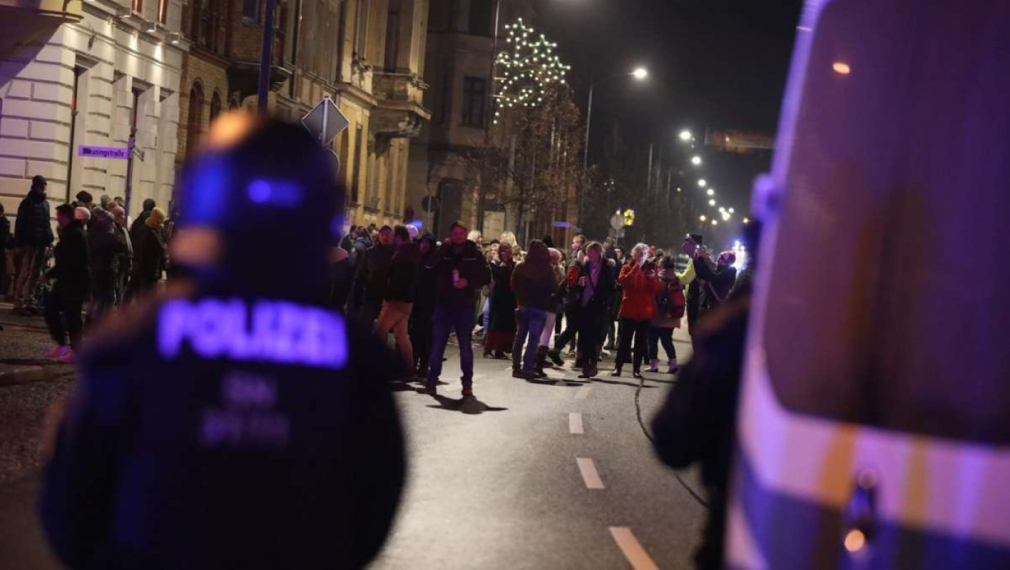 Най-малко 10 ранени на протест срещу COVID мерките в Германия, сблъсъци и в Амстердам (видео)
