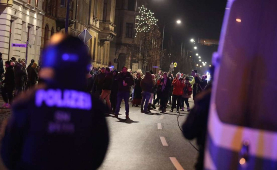 Най-малко 10 ранени на протест срещу COVID мерките в Германия, сблъсъци и в Амстердам (видео)