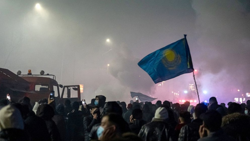 Протестиращите в Казахстан настояват за предсрочни избори (снимки, видео)