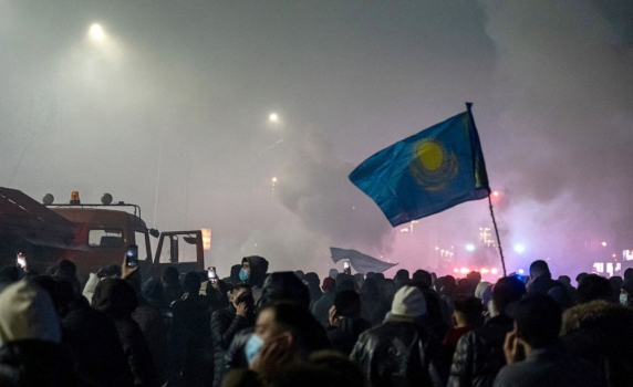 Протестиращите в Казахстан настояват за предсрочни избори (снимки, видео)
