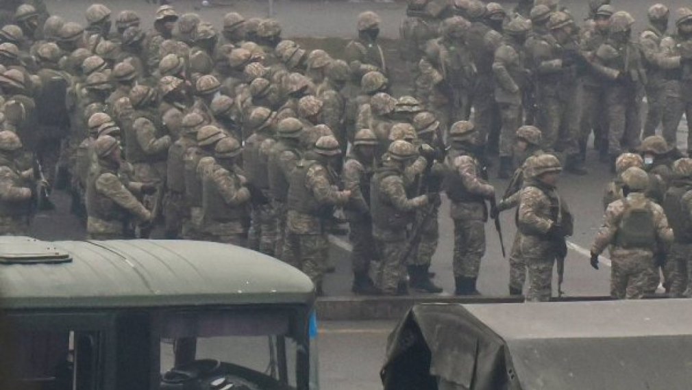 Руснаци взеха под контрол летището в Алмати и стоварват войници