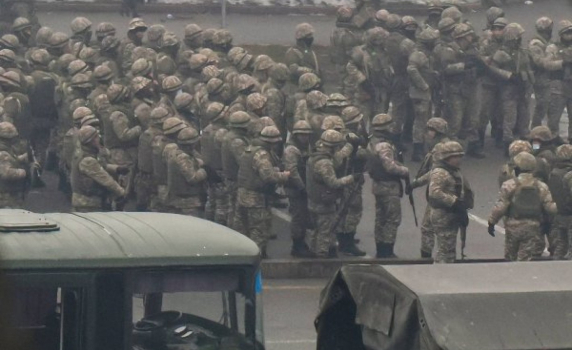 Руснаци взеха под контрол летището в Алмати и стоварват войници