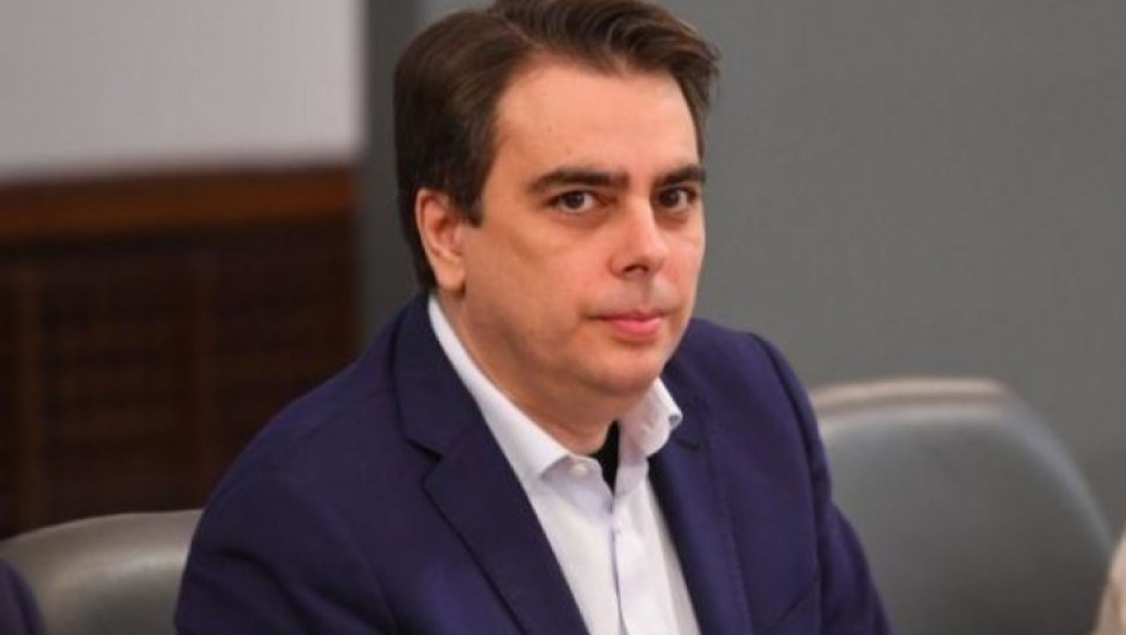 Асен Василев готви бюджета онлайн и той е под карантина