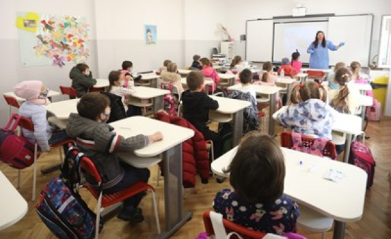 МОН: Над 3,5 пъти са нараснали случаите на COVID в училищата