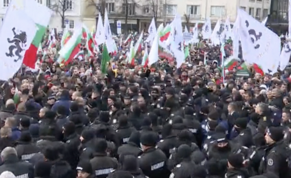 Поддръжници на „Възраждане“ опитаха да нахлуят в НС