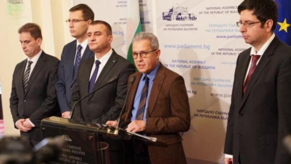 ДПС готви промени в Конституцията. Премахва "инхаус" процедурите и "златните паспорти"