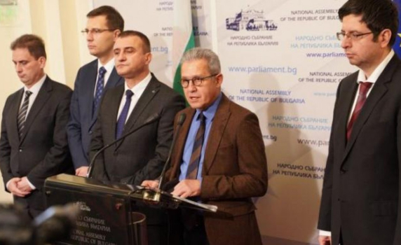 ДПС готви промени в Конституцията. Премахва "инхаус" процедурите и "златните паспорти"