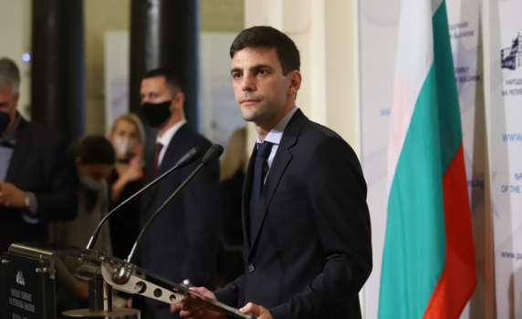 Председателят на парламента публикува PCR теста си във Фейсбук
