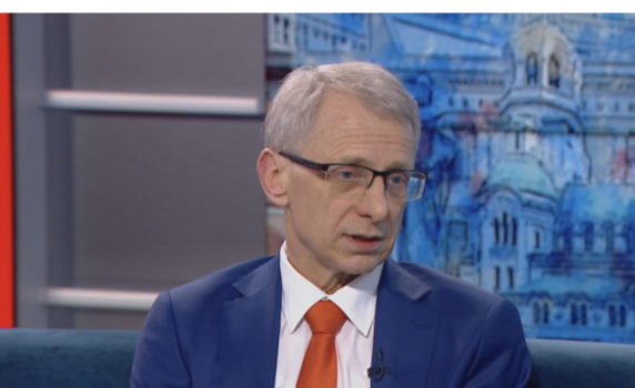 Денков: При положение че все още има легла за лечение, няма защо да затваряме