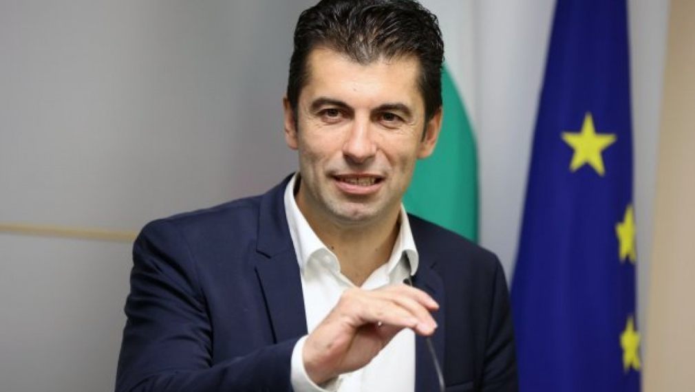 Кирил Петков се среща днес с Ковачевски и Пендаровски в Скопие