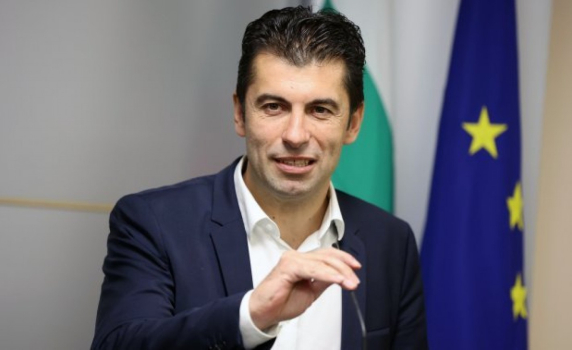 Кирил Петков се среща днес с Ковачевски и Пендаровски в Скопие