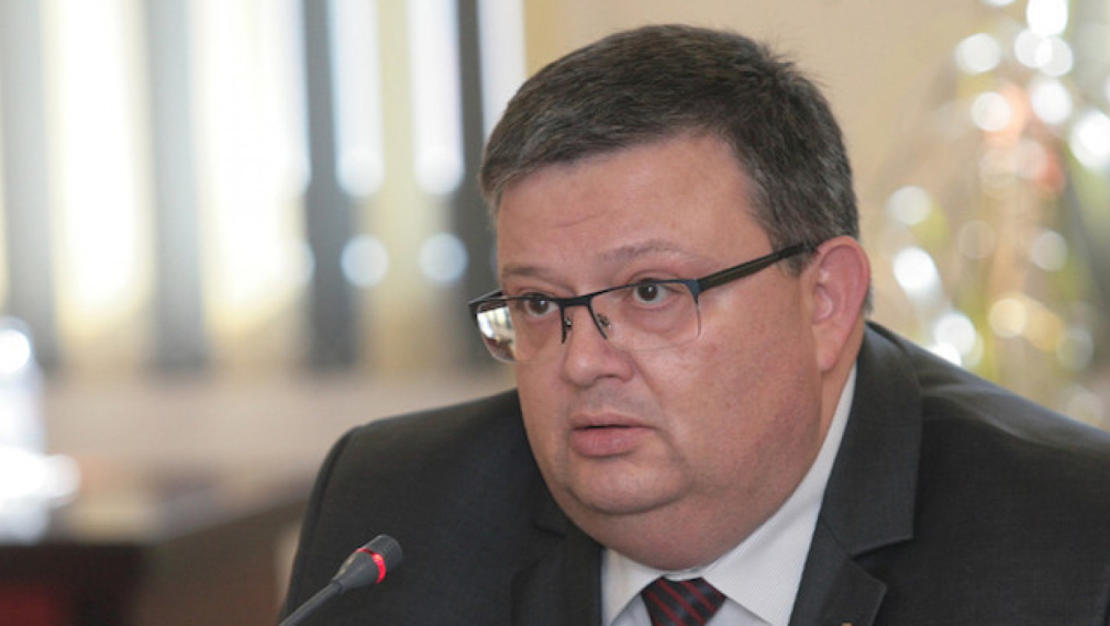 Цацаров поиска от прокуратурата да го провери