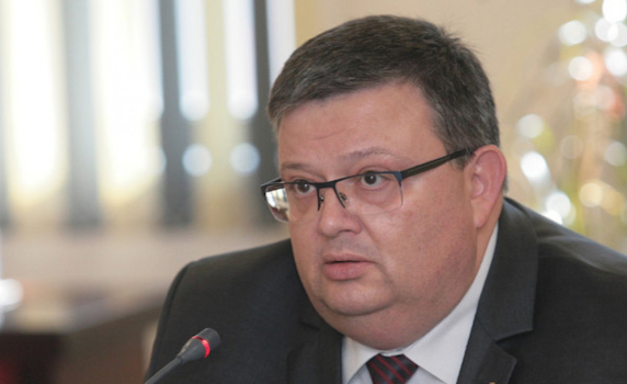 Цацаров поиска от прокуратурата да го провери