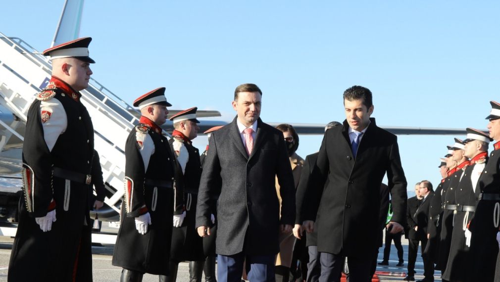 Кирил Петков пристигна в Скопие, посрещна го външният министър Османи