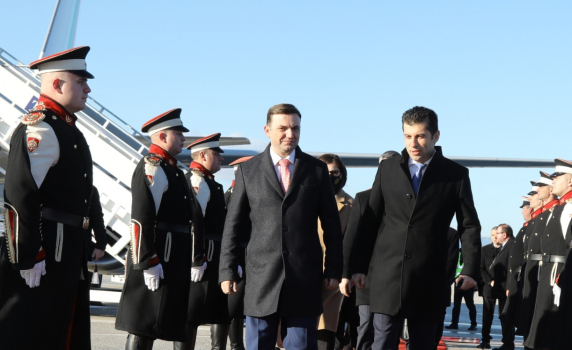 Кирил Петков пристигна в Скопие, посрещна го външният министър Османи
