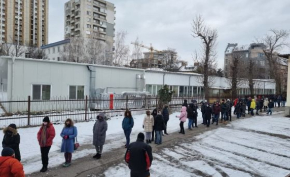 Стотици хора с добри сърца се отзоваха на призива да дарят кръв за 17-годишната Александра