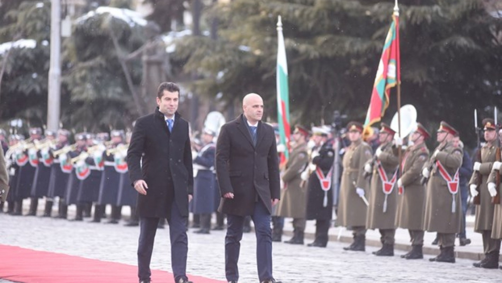 Кирил Петков посрещна премиера на Северна Македония с официална церемония