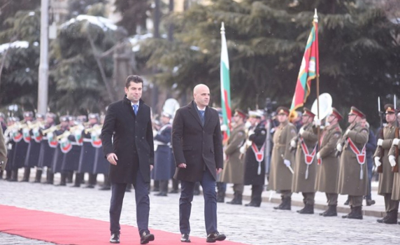 Кирил Петков посрещна премиера на Северна Македония с официална церемония