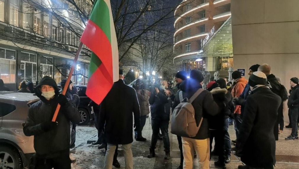 Протестиращи прожектираха пред БНТ филма, свален от ефир