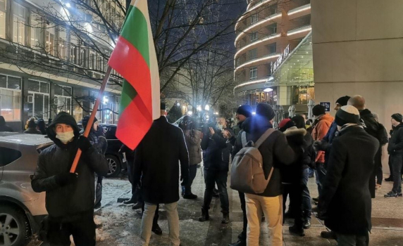 Протестиращи прожектираха пред БНТ филма, свален от ефир