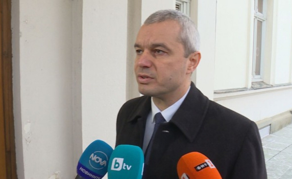 Депутати от „Възраждане“ влязоха в НС без зелен сертификат