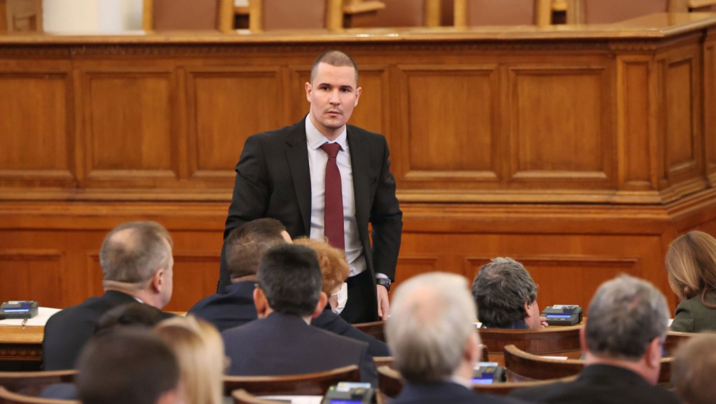  Опозицията сравни проблема с назначения за шеф на Тотото с канадското гражданство на Кирил Петков
