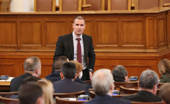  Опозицията сравни проблема с назначения за шеф на Тотото с канадското гражданство на Кирил Петков