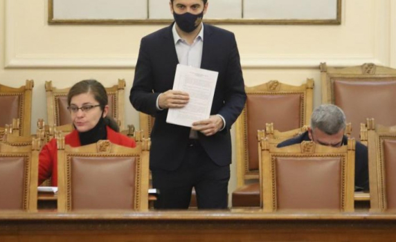 Депутатите изслушват премиера Кирил Петков
