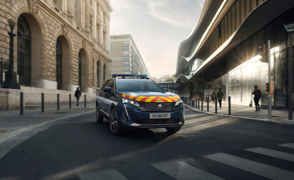 Френската жандармерия електрифицира автопарка си с Peugeot 3008 HYBRID 225
