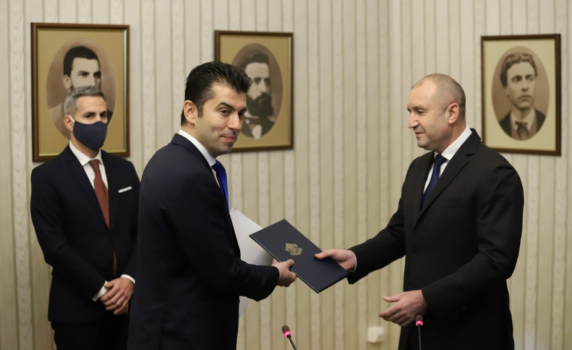 Какво може да скара Радев и Петков, освен многото пари...
