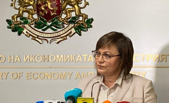 Министър Нинова: Експо 2020 Дубай е черна дупка, в която потънаха милиони