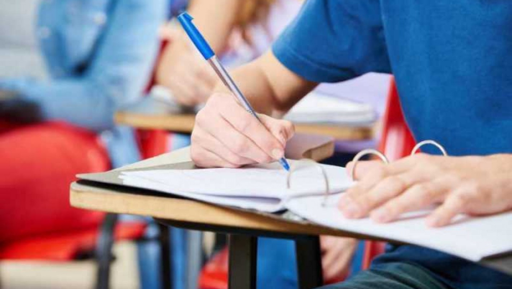 Учениците от 1 до 4 клас, както и 8, 9 и 11 клас в София се връщат в клас