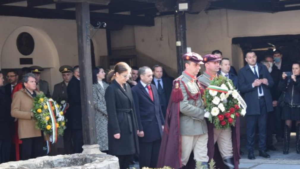 Трикольорът ни пред паметника на Гоце Делчев в Скопие бе откъснат