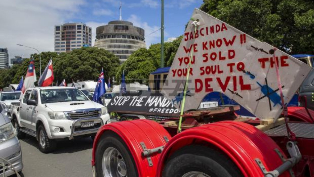 Камиони се струпаха около парламента на Нова Зеландия, вдъхновени от протеста в Отава