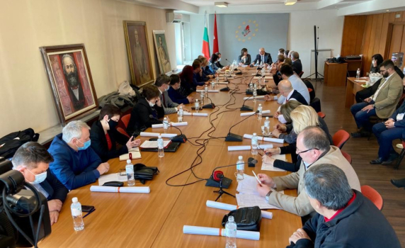 Корнелия Нинова събра министрите и кметове на БСП