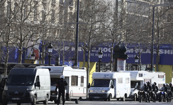 "Конвоят на свободата" успя да влезе в Париж, сблъсъци на "Шанз Елизе" (снимки и видео на живо)