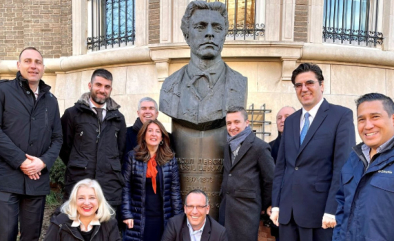 Българската делегация и Херо Мустафа се щракнаха пред паметника на Левски във Вашингтон