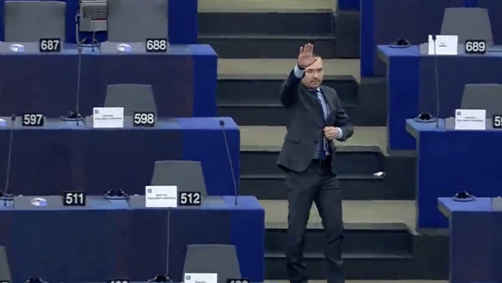 Джамбазки отправи нацистки поздрав в Европарламента, председателката Мецола осъди жеста