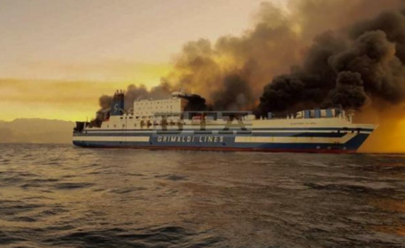 Българин е блокиран на горящия ферибот в Гърция, най-малко десет души са в неизвестност