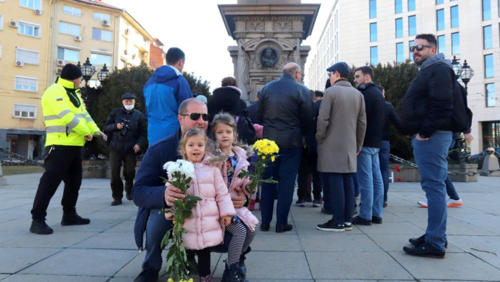 Хиляди поднесоха цветя на паметника на Васил Левски в София (снимки)