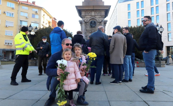 Хиляди поднесоха цветя на паметника на Васил Левски в София (снимки)