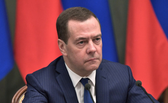 Медведев: Скоро европейците ще плащат 2000 евро за кубичен метър газ