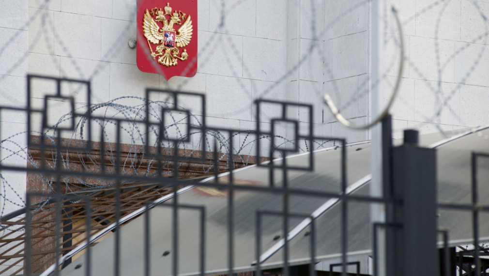 Русия свали знамето от посолството си в Киев и обеща силен и болезнен отговор на US санкциите