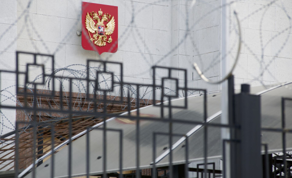 Русия свали знамето от посолството си в Киев и обеща силен и болезнен отговор на US санкциите