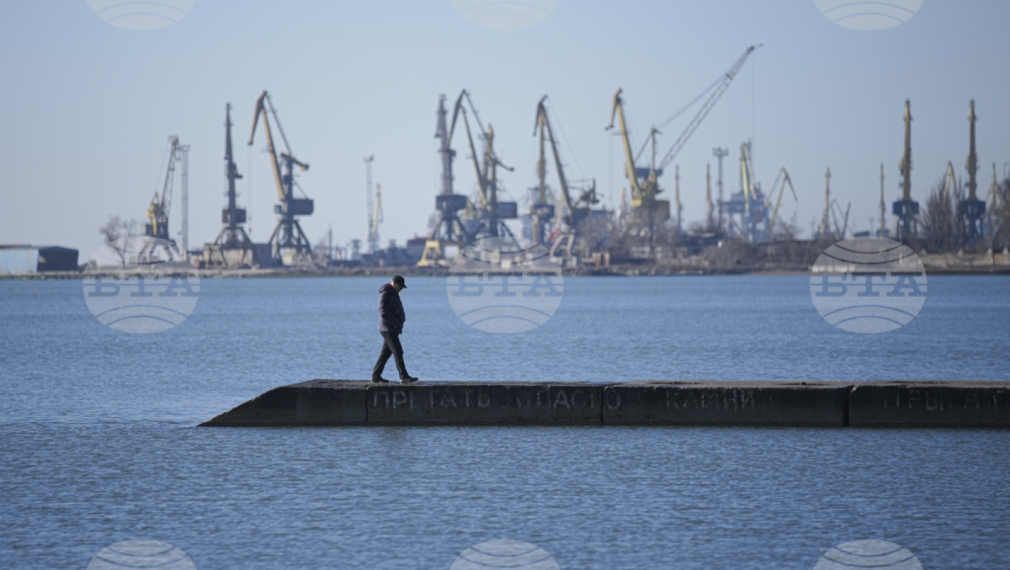 Русия спря движението на търговски кораби в Азовско море