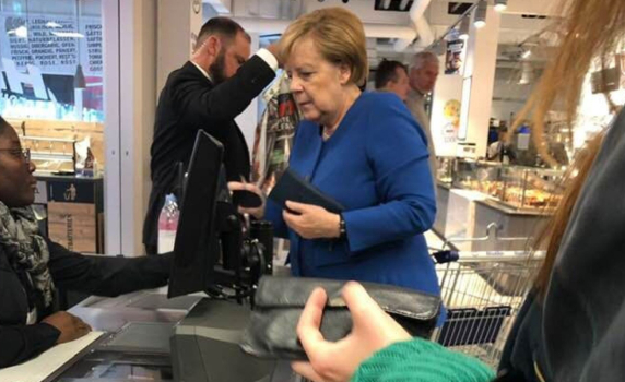 Обраха Ангела Меркел в магазин за деликатеси в Берлин